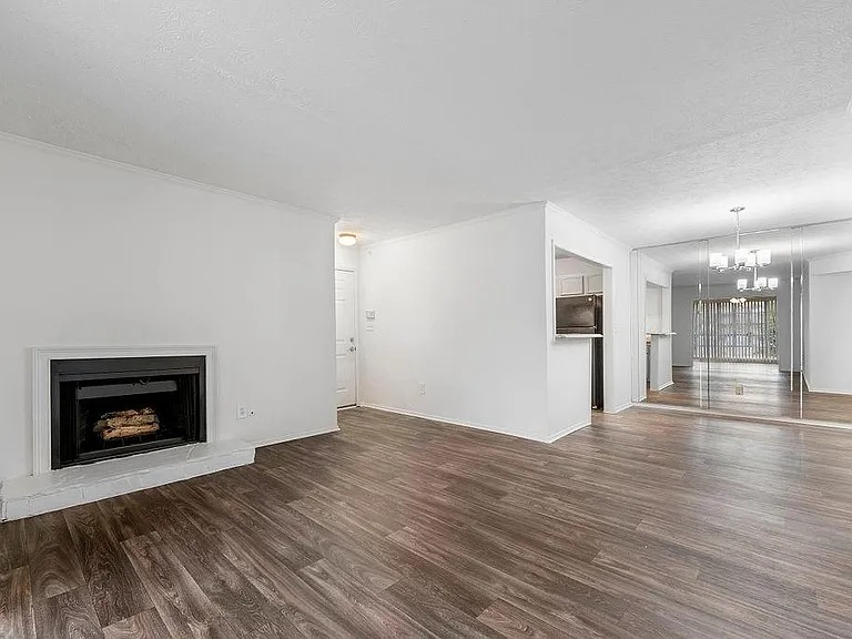 1318 Brockett Pl — Photo 9