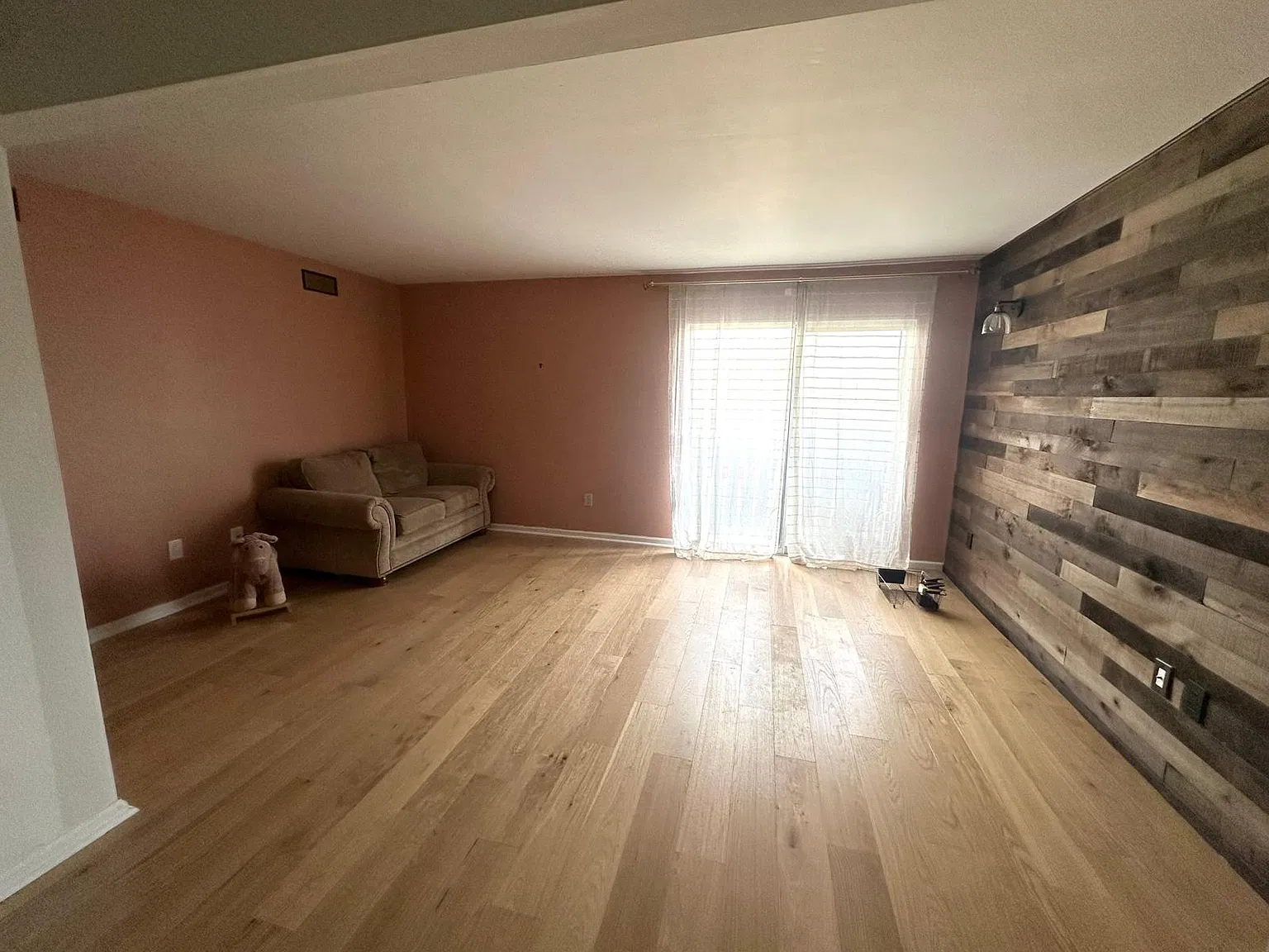 2 bed, 733 sqft, $1,350 — Photo 3