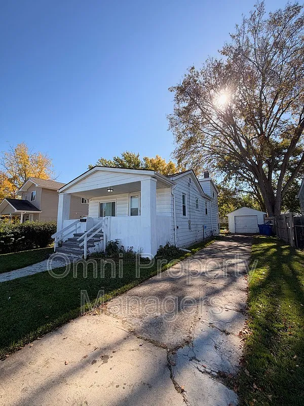 3 bed, 1.0 bath, 1100 sqft, $1,300 — Photo 2
