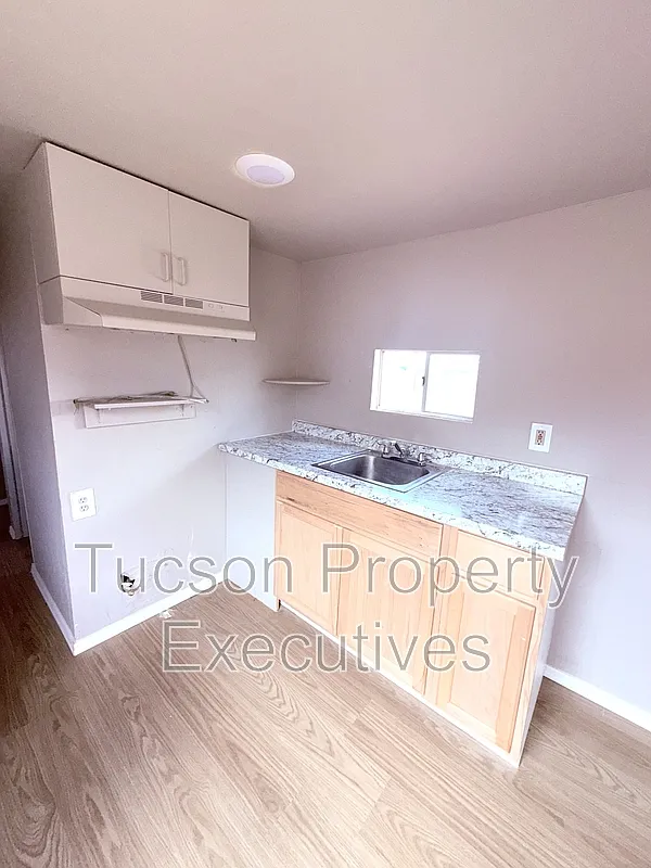 1 bed, 1.0 bath, 700 sqft, $900 — Photo 2