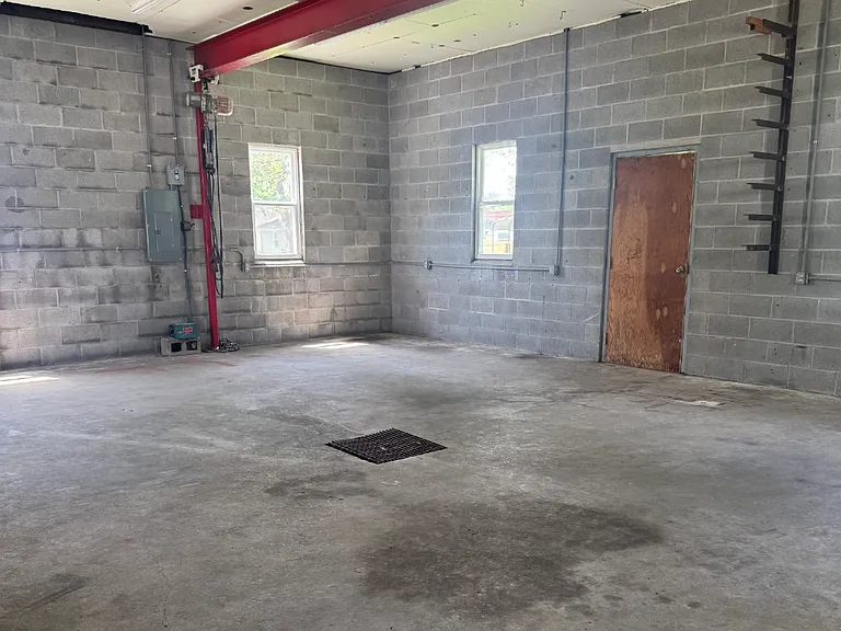 624 Terry Ln — Photo 2