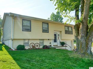 8805 Ruggles Cir, Omaha, NE 68134