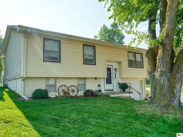 8805 Ruggles Cir, Omaha, NE 68134
