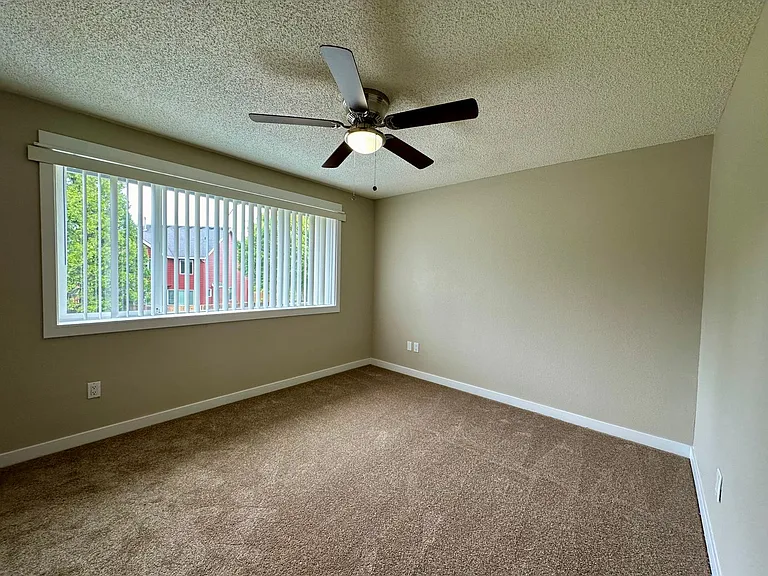 1098 SW Hensley Rd — Photo 16