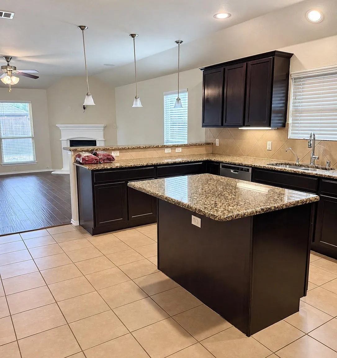 4 bed, 2024 sqft, $2,450 — Photo 4