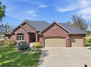 8800 Oakmont Dr, Lincoln, NE 68526