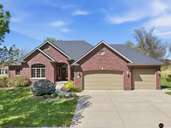 8800 Oakmont Dr, Lincoln, NE 68526