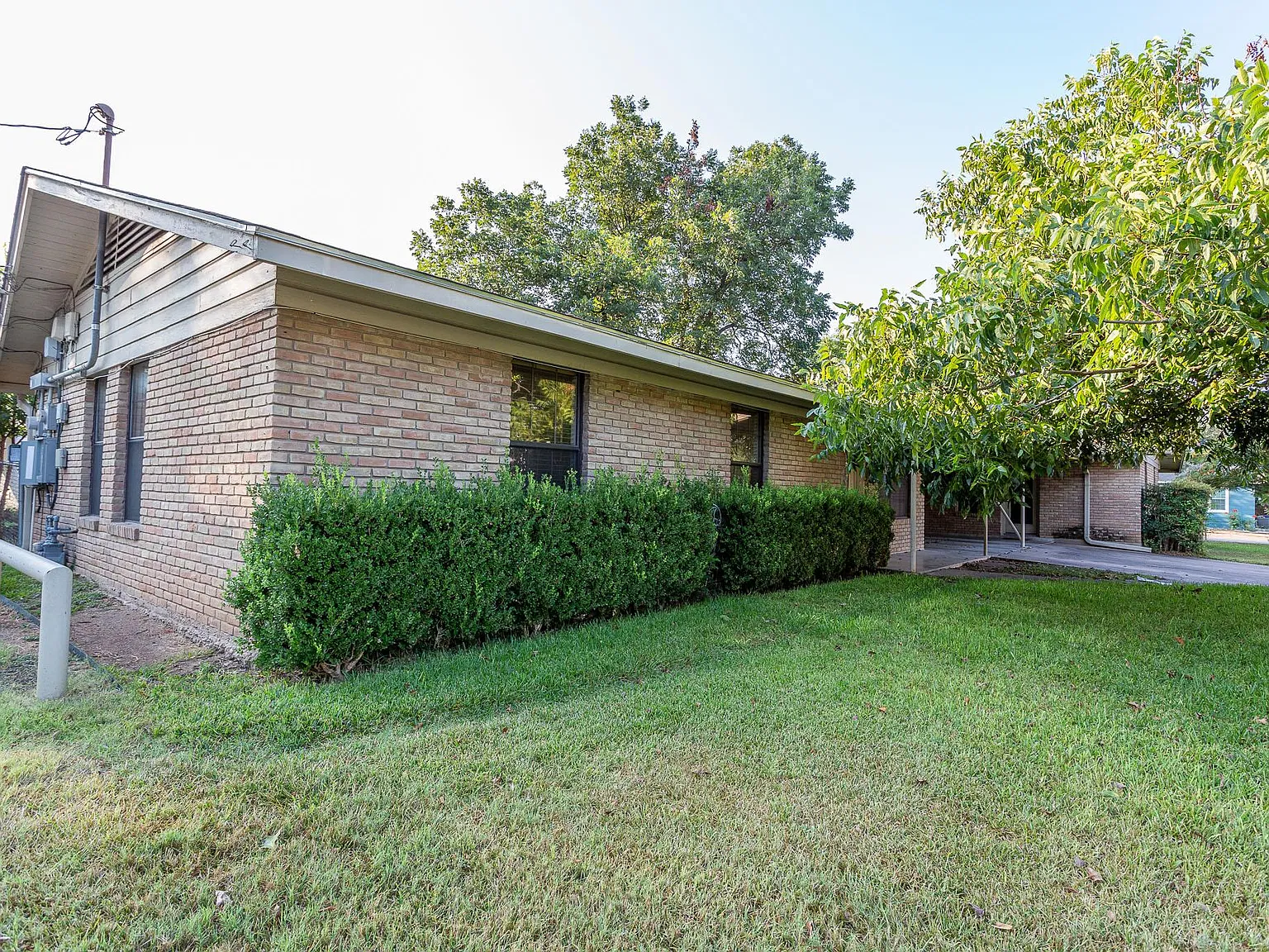 3 bed, 1.0 bath, 1900 sqft, $2,200 — Photo 2