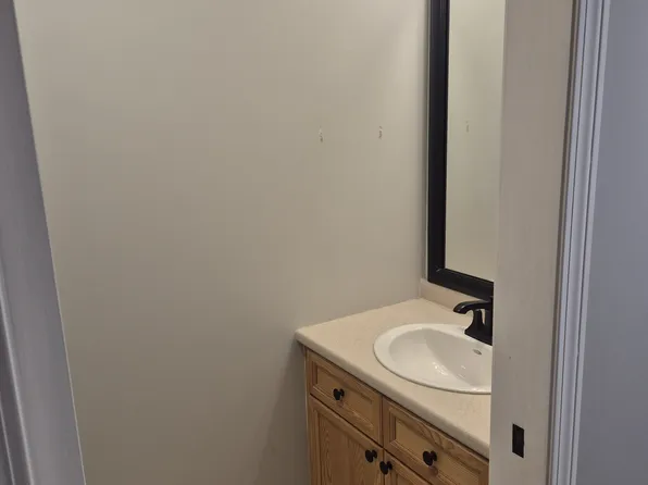 4 Crestview Cir Unit 97, Londonderry, NH 03053
