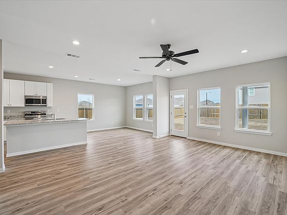 5th image of 4812 Delano St