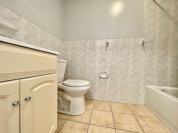 5th image of 458 Bergen Ave #2E