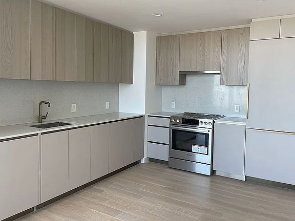 3rd image of 3 Court Sq APT 6203