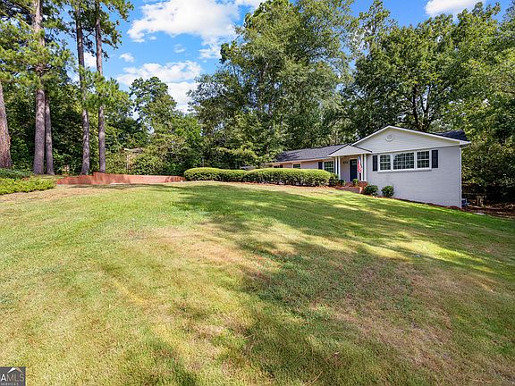 4th image of 2935 Victoria Cir