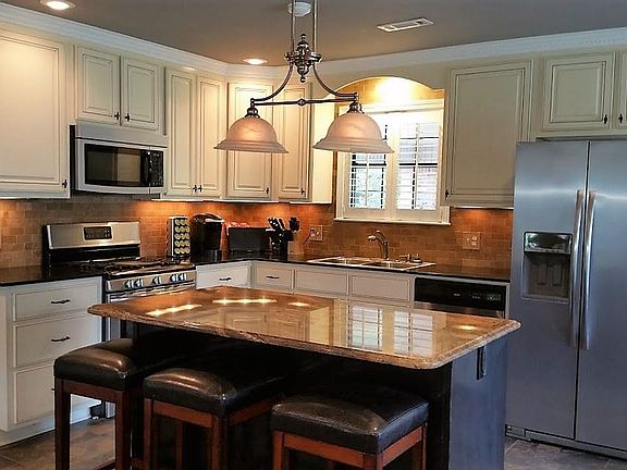 4th image of 453 Shadow Woods Ln