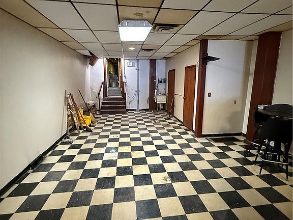 5th image of 3117 Main St