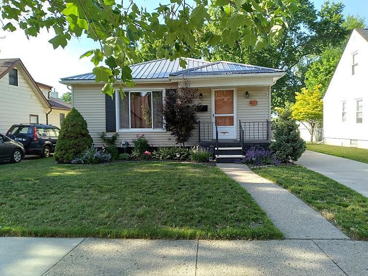 1st image of 423 E Baker Ave