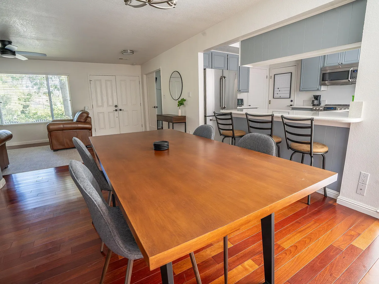 3 bed, 1304 sqft, $4,800 — Photo 1