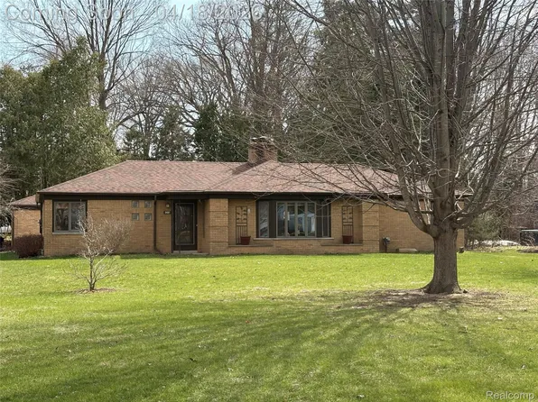 6214 Hugh St, Burton, MI 48509