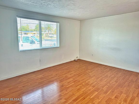 4th image of 1453 W Roger Rd