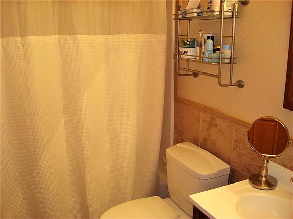 4th image of 605 N N St APT 8