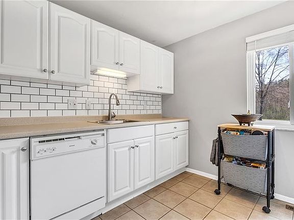 4th image of 129 Parkwood Dr