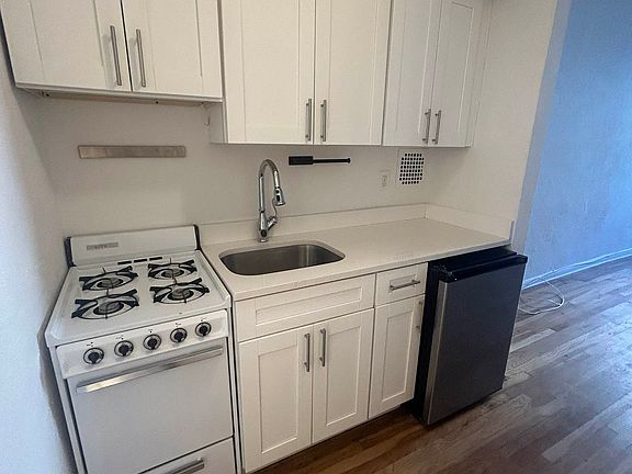 4th image of 139 Waverly Pl APT 3C