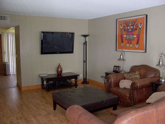 Formal living area w/hardwood floors