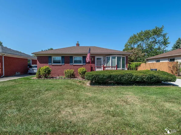 29444 Red Cedar Dr, Flat Rock, MI 48134