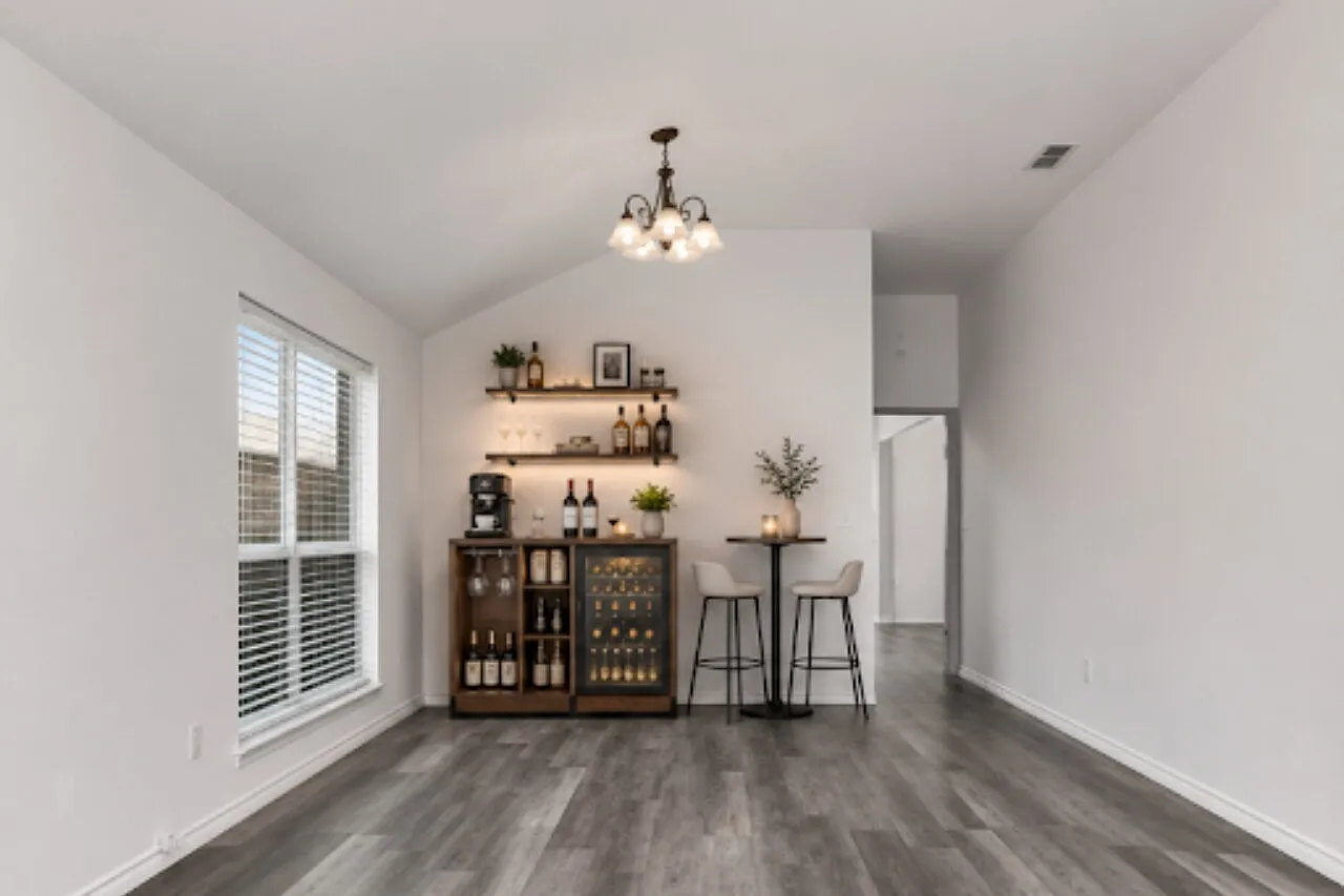 4 bed, 2.0 bath, 1854 sqft, $2,950 — Photo 3