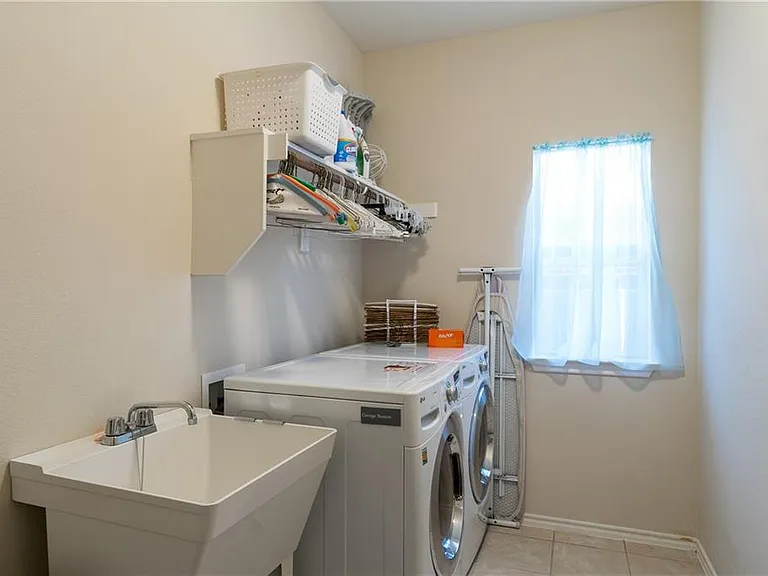 225 Glenview Dr — Photo 15