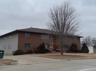 812 11th St SE APT 1, Dyersville, IA 52040