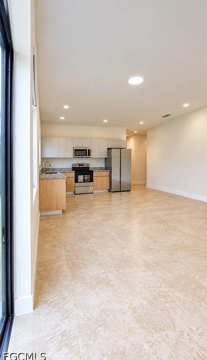 3 bed, 2.0 bath, 1200 sqft, $2,050 — Photo 4