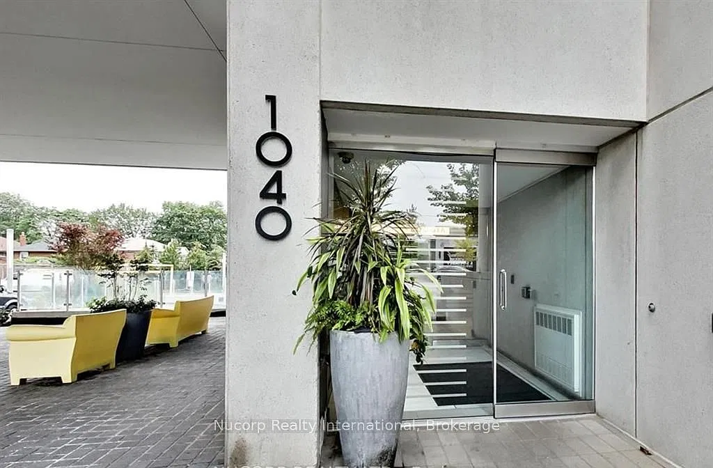 1040 The Queensway — Photo 3