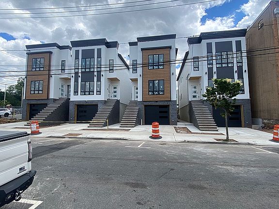 3rd image of 441 John St