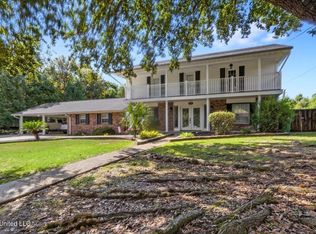 518 Sunset Dr, Bay Saint Louis, MS 39520