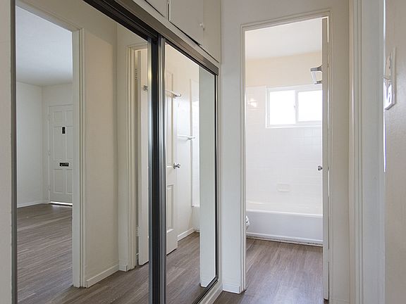 5th image of 4913-23 1/2 Saratoga Ave #4919