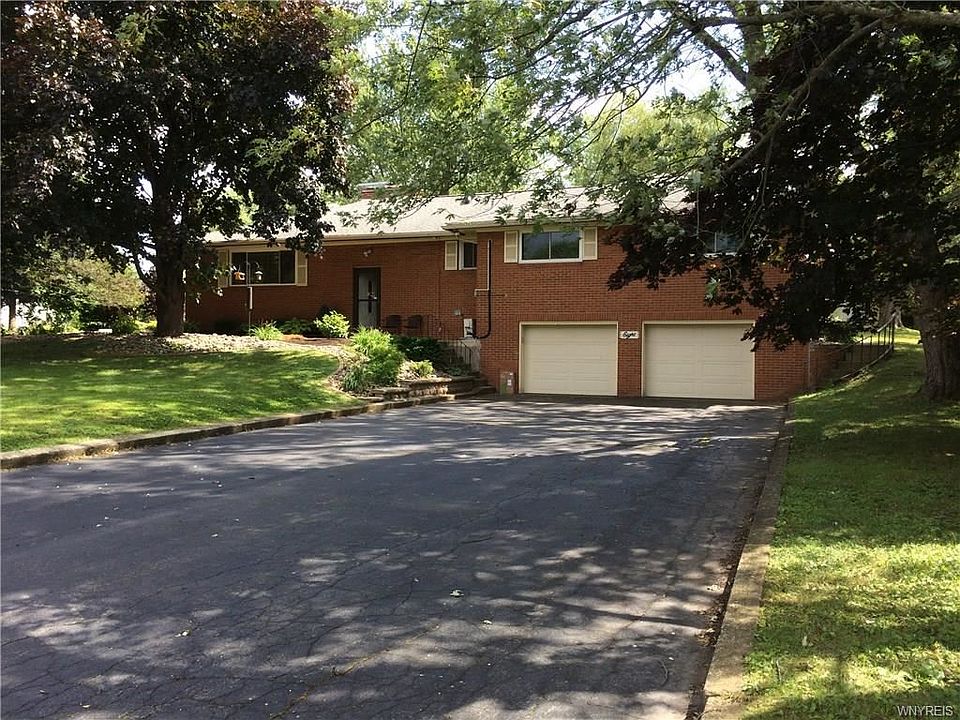 1st image of 8 Bradley Dr