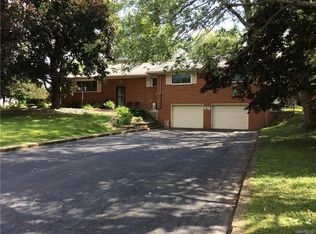 8 Bradley Dr, Lancaster, NY 14086
