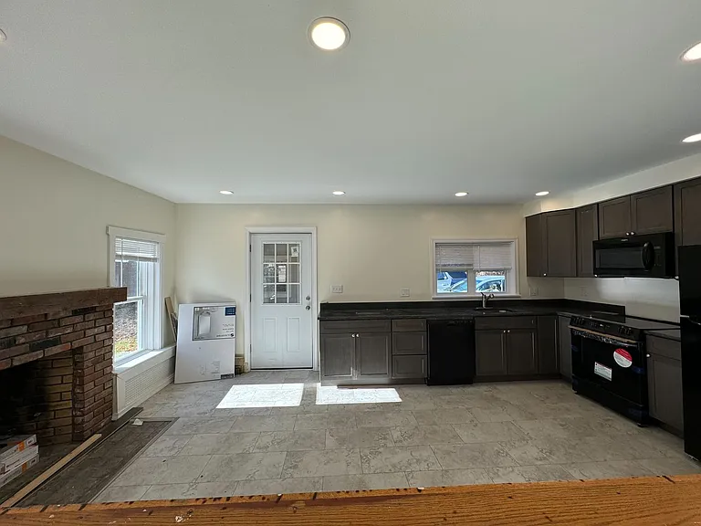 21-23 Maple St — Photo 3