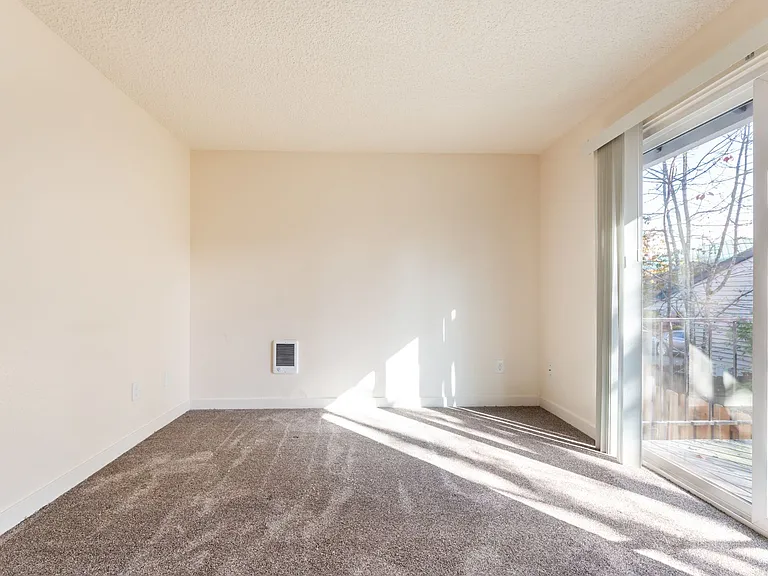 Manchester Square Apartments — Photo 9
