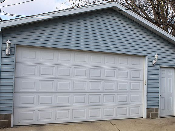 2nd image of 1638 Oakwood Dr