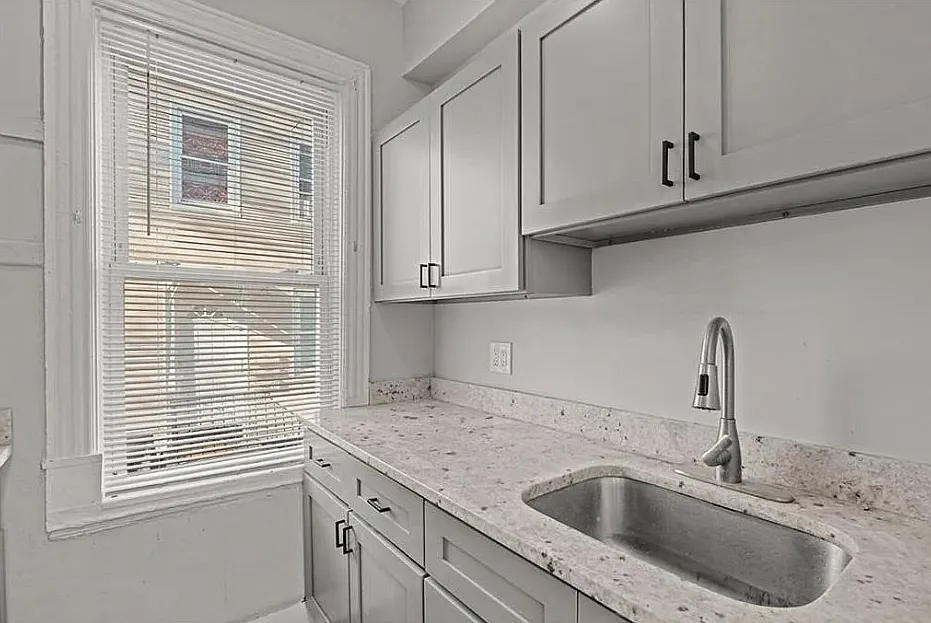 3 bed, 1300 sqft, $2,450 — Photo 1