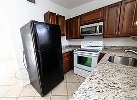 2900 NW 5th Ct — Photo 18
