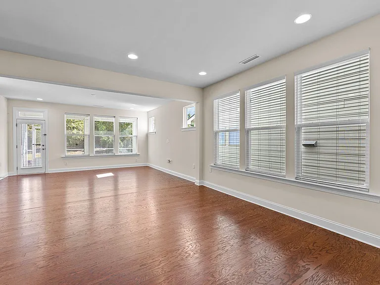 271 Begen St — Photo 12
