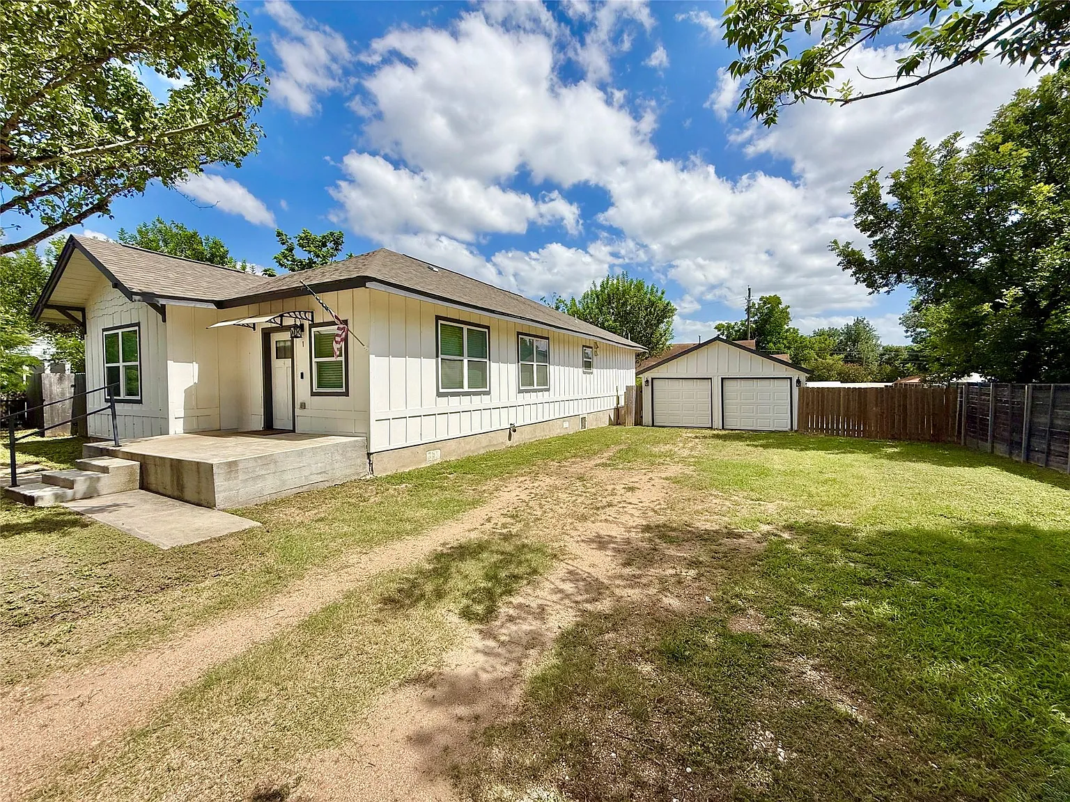 3 bed, 2.0 bath, 1619 sqft, $2,000 — Photo 2