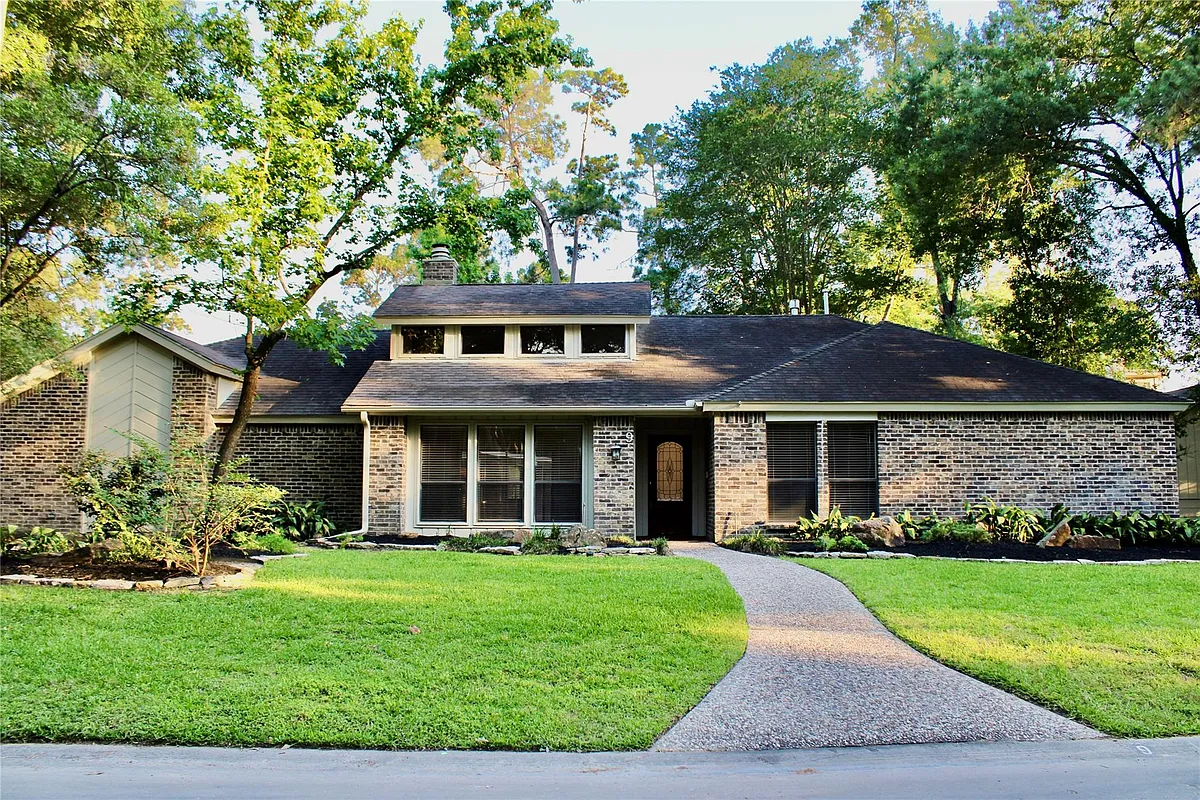 Photo 2 of 39 - 9 Willowherb Ct - The Woodlands, TX Building Photo - 9 Willowherb Ct