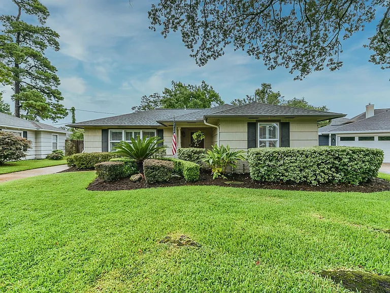 906 Bay Oaks Rd — Photo 1