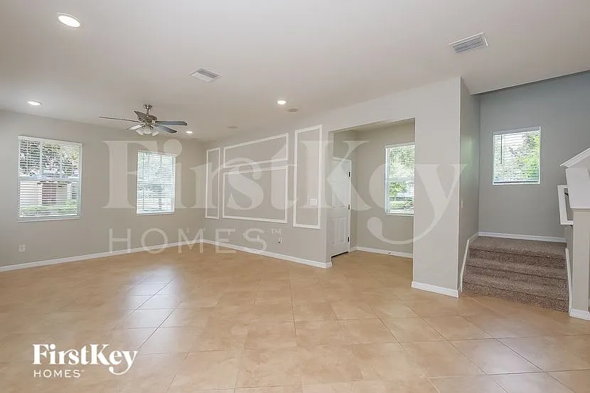 3 bed, 2.5 bath, 2004 sqft, $2,620 — Photo 2