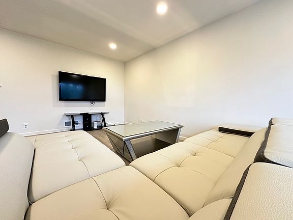 4th image of 219 Castleton Way