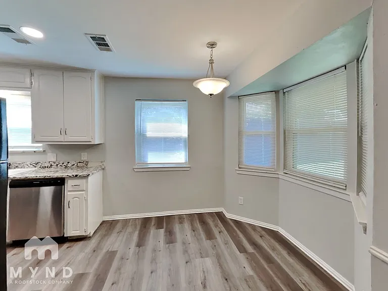904 Redbud St — Photo 10